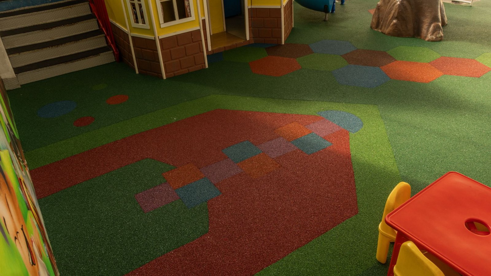 Piso emborrachado monolítico colorido com desenhos em playground infantil