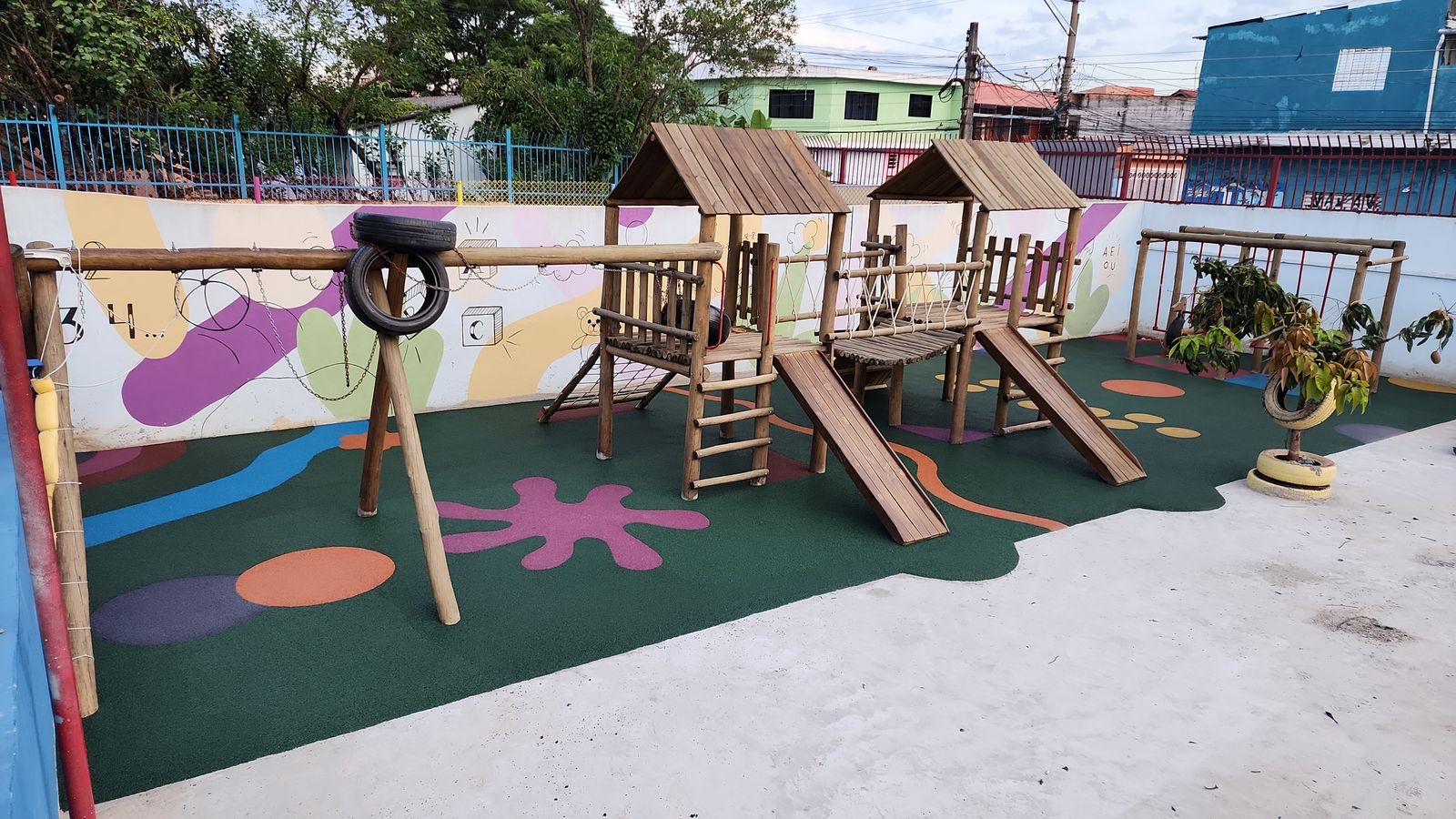 Instalação de piso monolítico emborrachado em andamento