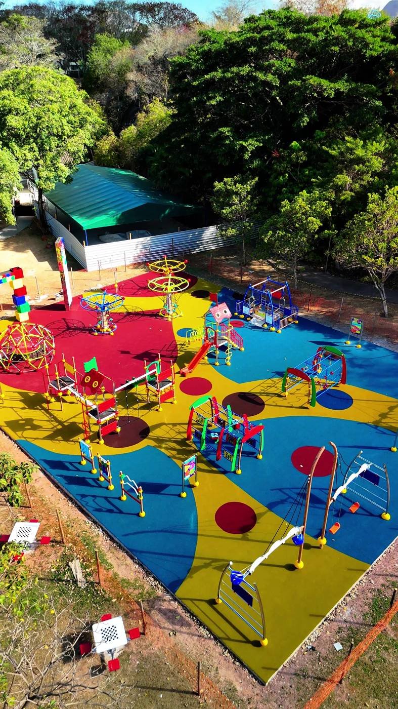 Piso emborrachado colorido em praça — vista aérea