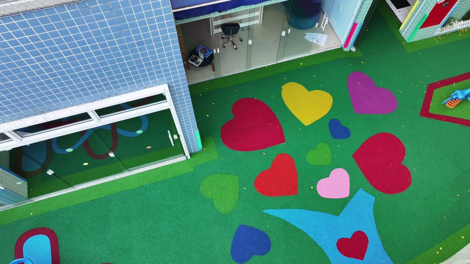 Piso emborrachado colorido com desenho de corações — exemplo de design personalizado da MSDuarte