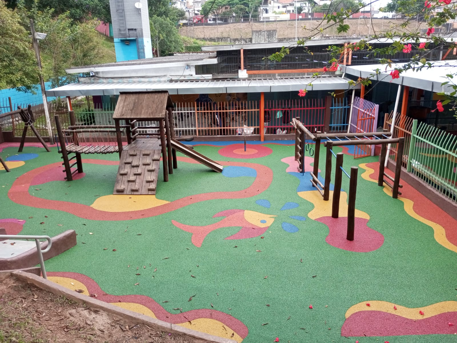 Piso monolítico emborrachado residencial cor bege