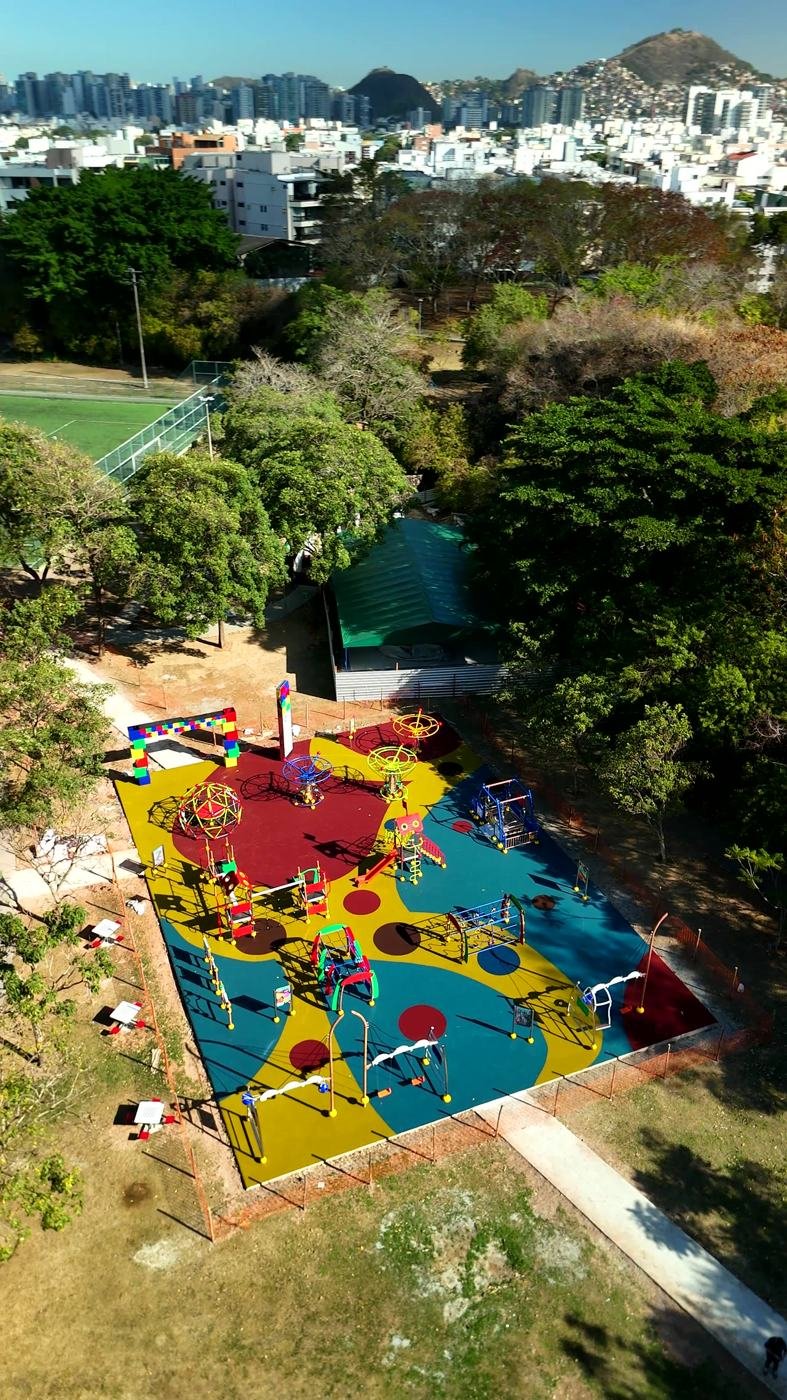 Praça com piso emborrachado colorido em área urbana