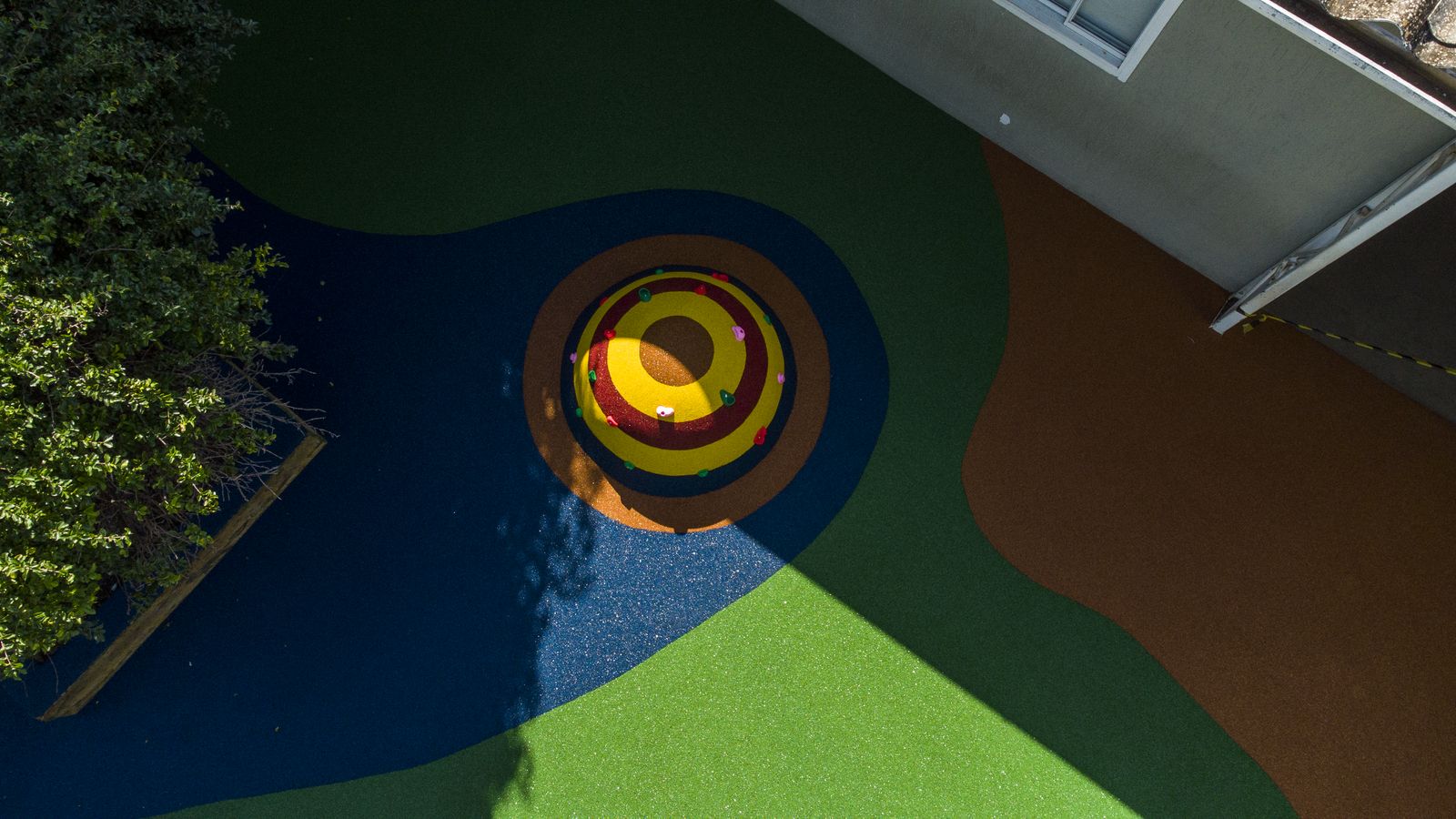 Vista aérea de playground com piso emborrachado colorido monolítico da MS Duarte